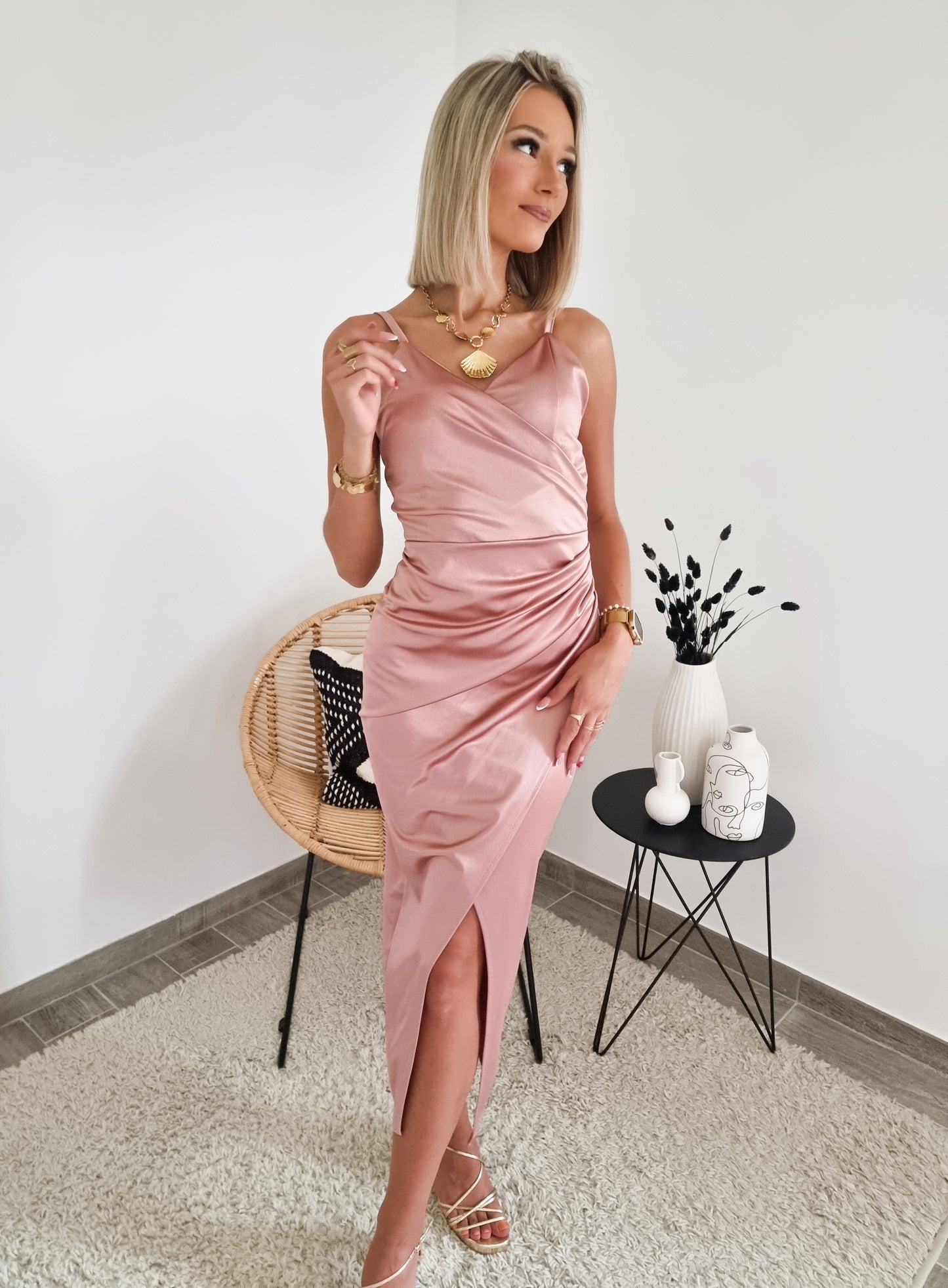 Robe satinée rose